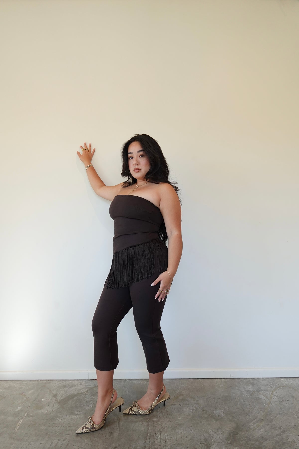 FITTED BROWN CAPRI PANTS