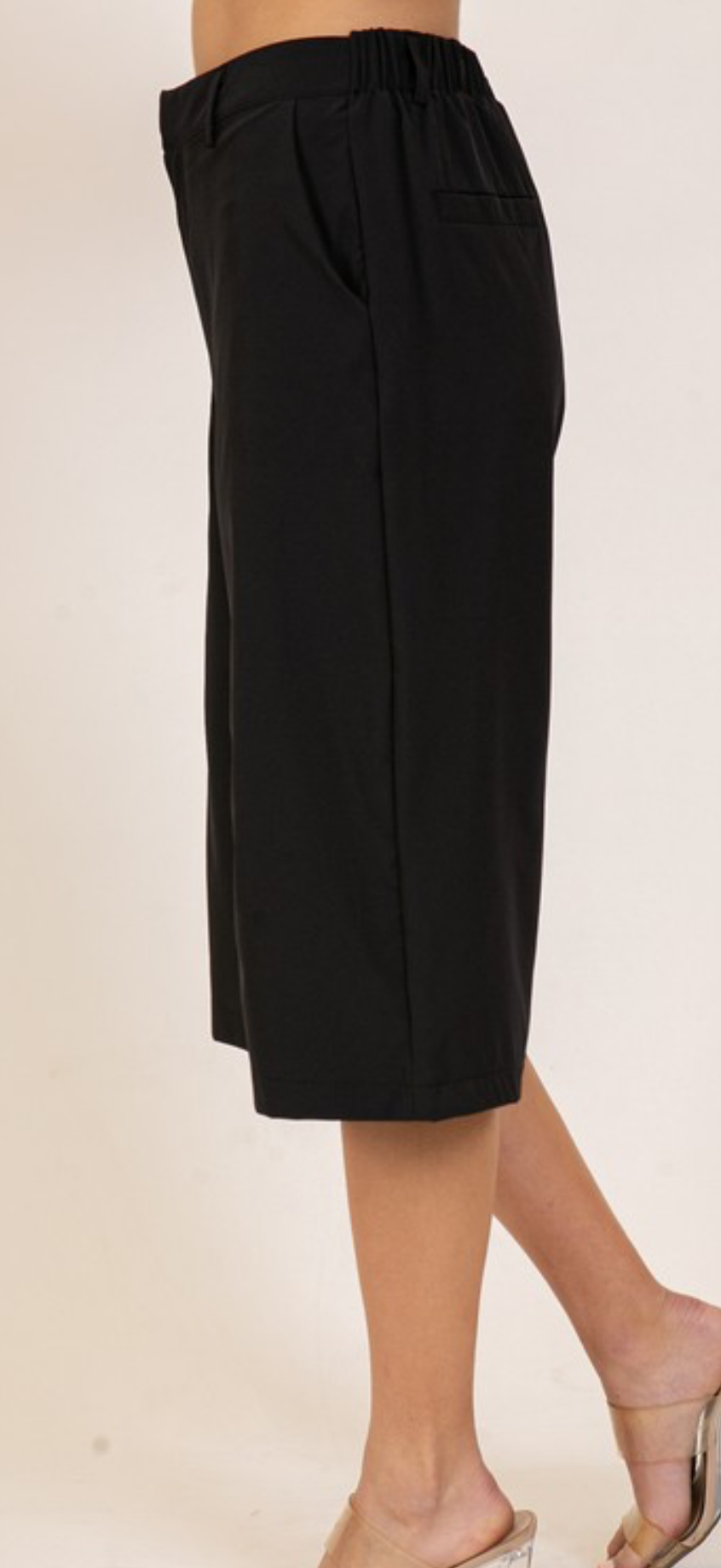BLACK BERMUDA CAPRI SHORTS