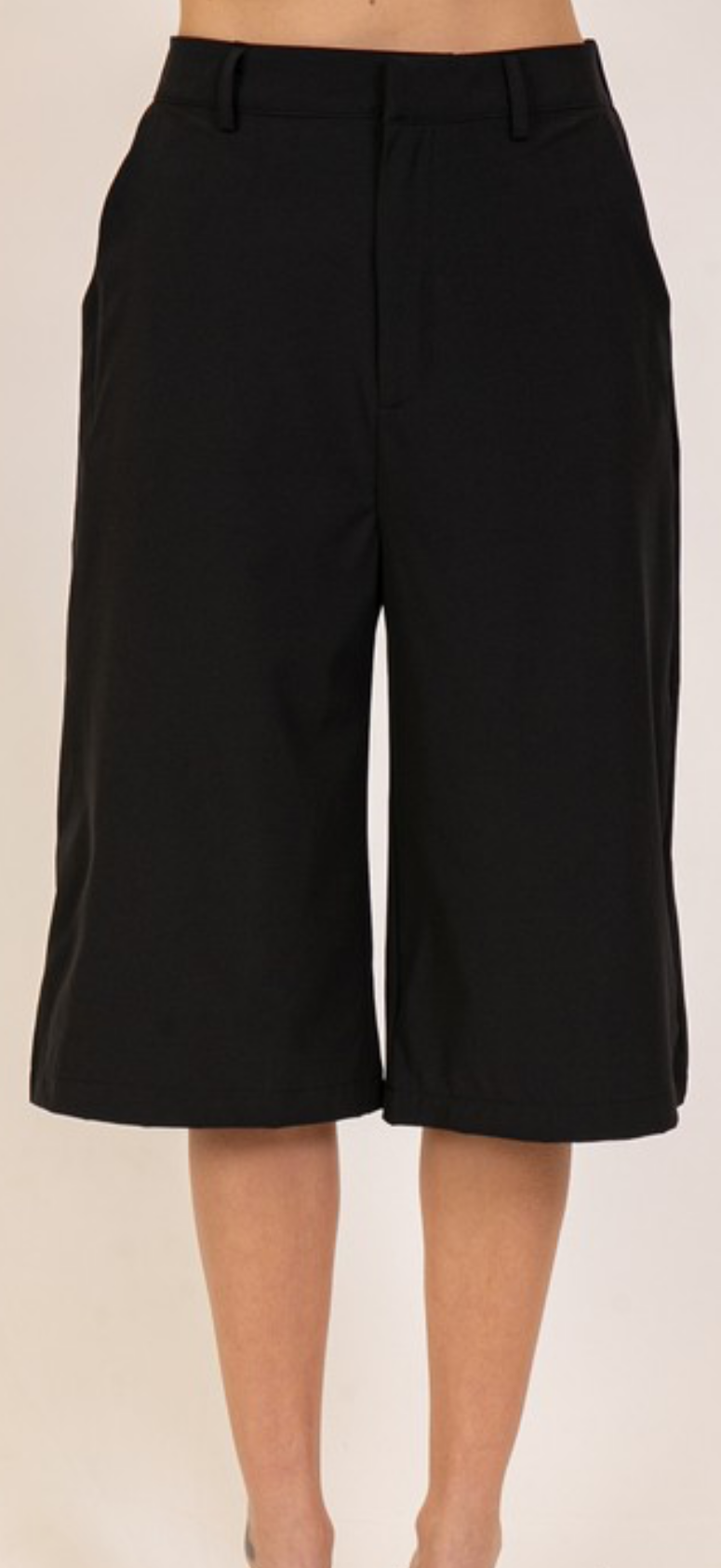 BLACK BERMUDA CAPRI SHORTS