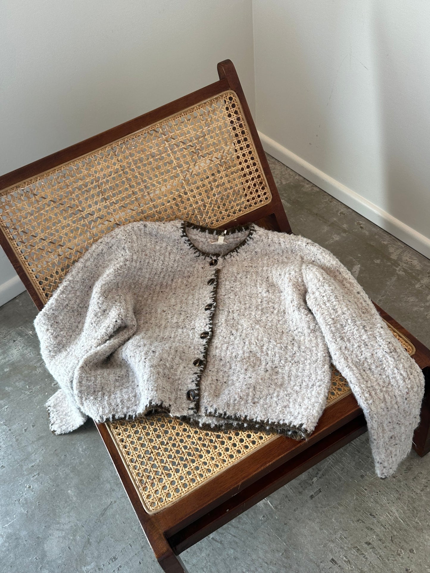 SPECKLED YARN BUTTON DOWN CARDIGAN