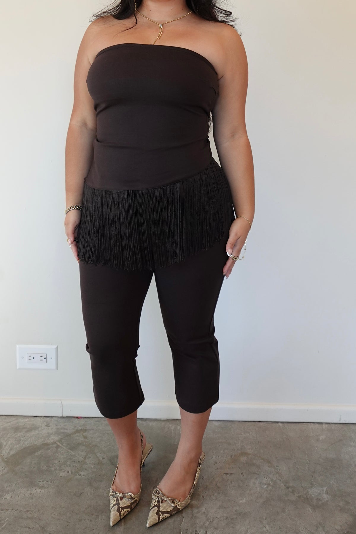 FITTED BROWN CAPRI PANTS