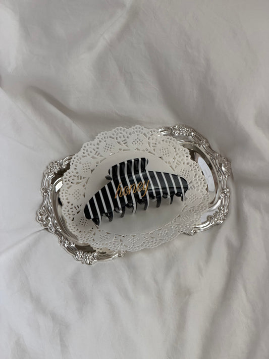 BLACK/WHITE STRIPE CLAW CLIP